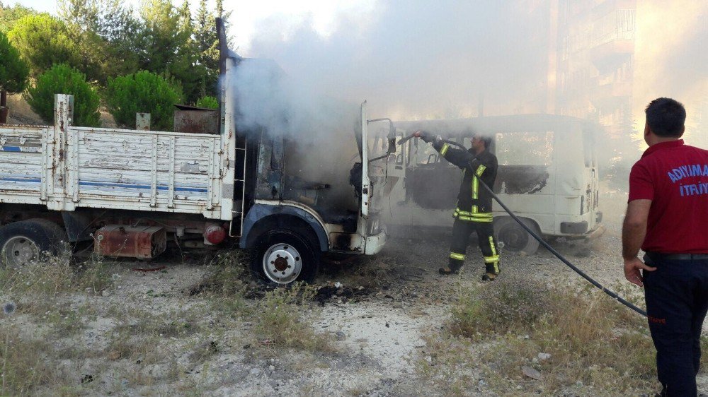 Adıyaman’da Terkedilmiş Kamyonet Yandı