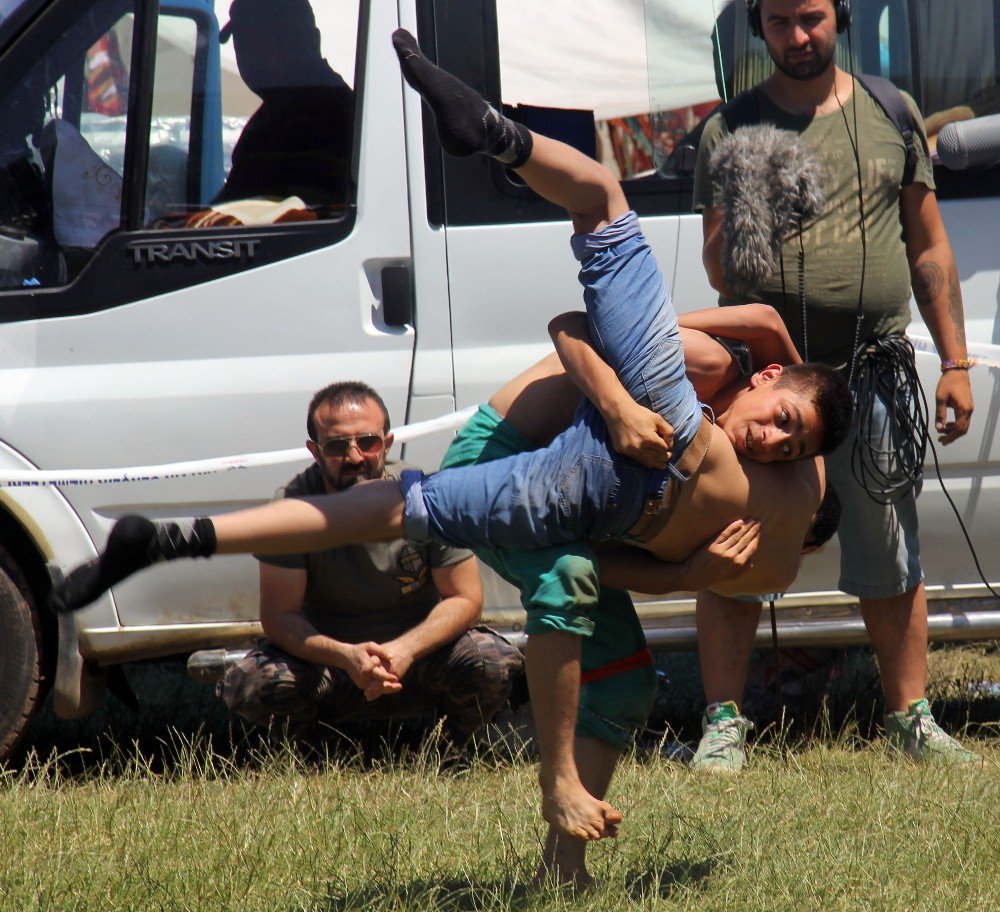 Artvin’in Şampiyonlar Ligi Karakucak Ve Boğaların Güreşleriyle Başladı