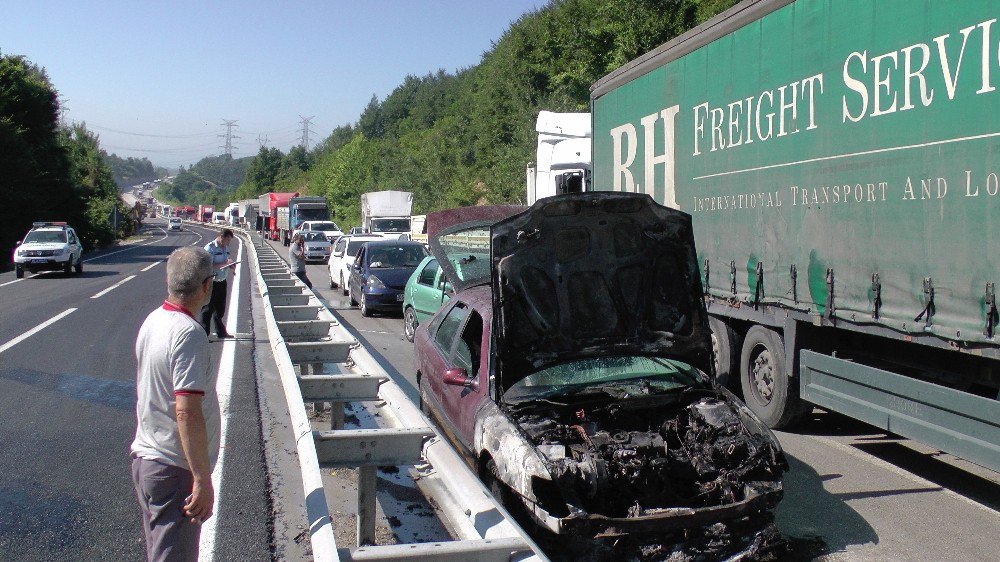 Yanan Otomobilden Son Anda Kurtuldular