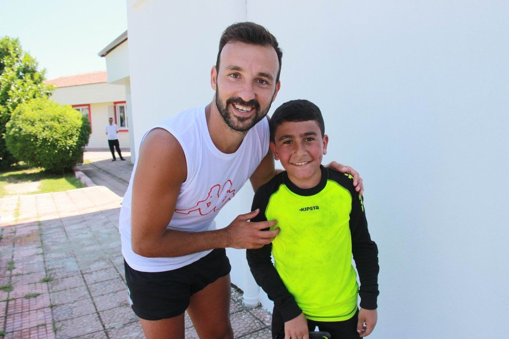 Minik Kaleci İle Futbolcuların Güldüren Diyaloğu