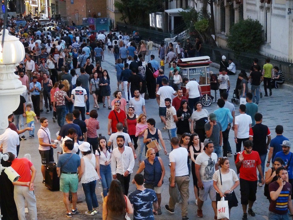 Taksim’de "Serin Hava" Kalabalığı