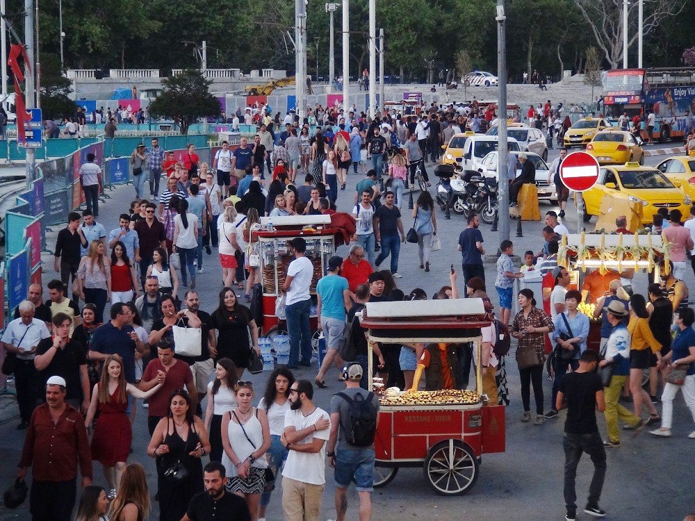 Taksim’de "Serin Hava" Kalabalığı