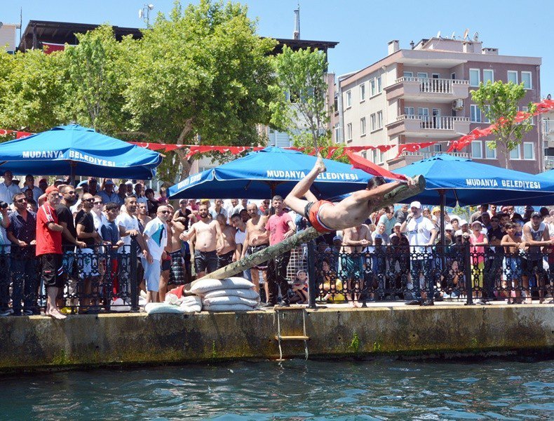 Yağlı Direkte Yarıştılar