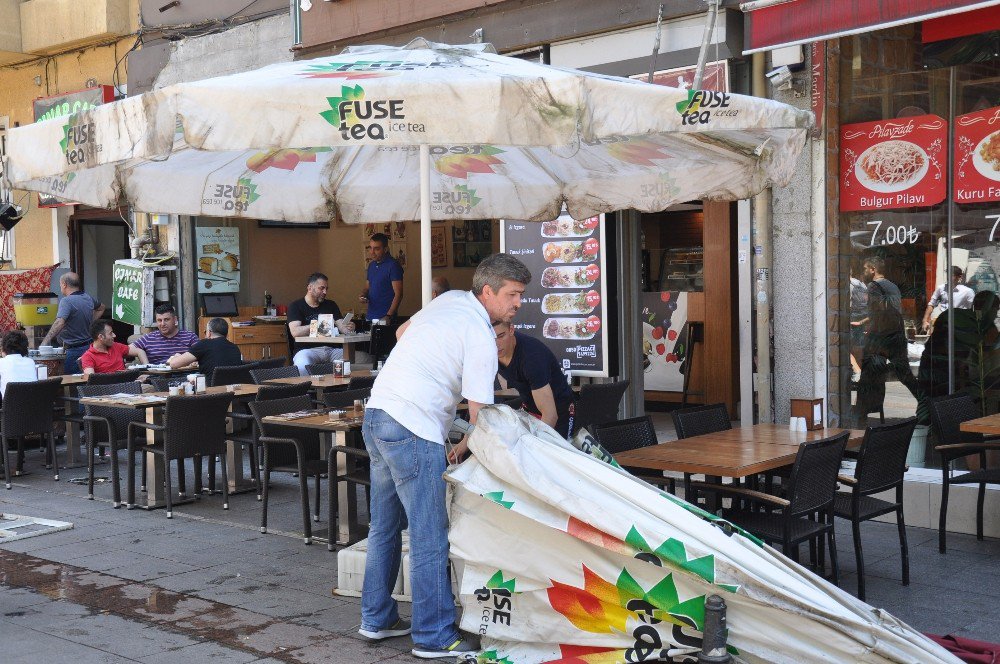 Kadıköy’de Dev Ağaç İnsanların Üzerine Devrildi