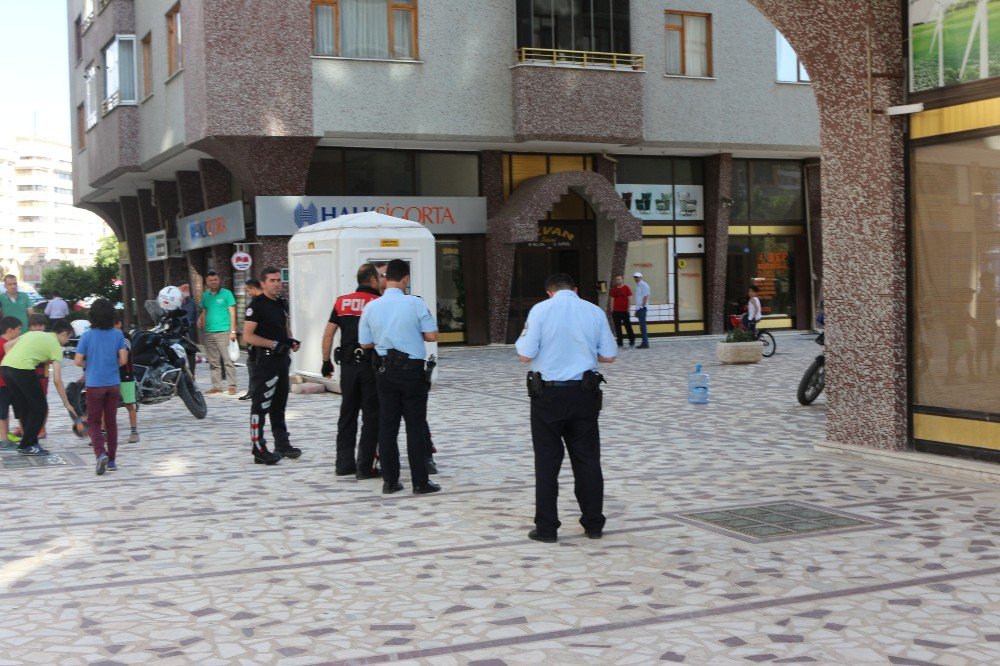 Tokatladığı Çocukların Babası Tarafından Silahla Vuruldu