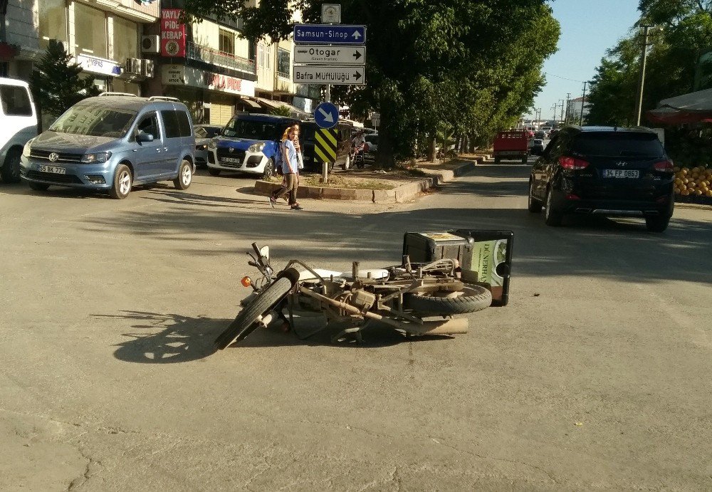 Motosiklet İle Bisiklet Çarpıştı: 3 Yaralı