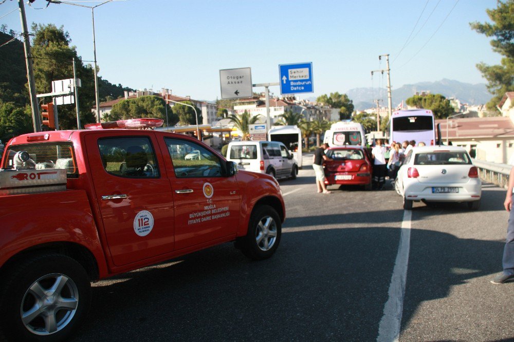 Freni Patlayan Midibüs Işıkta Bekleyen Araçlara Çarptı: 16 Yaralı