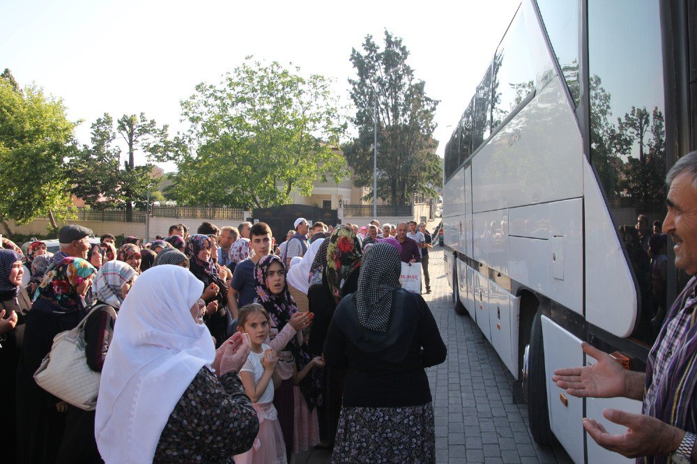 Ramazan Umrecileri Dualarla Karşılandı