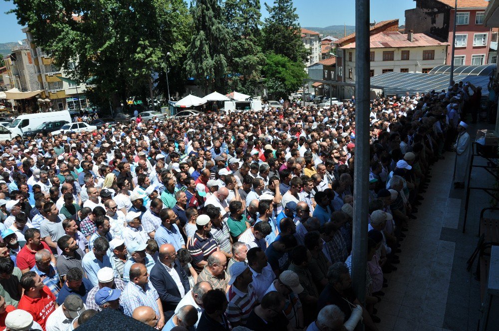 Simav’da Bıçaklanarak Öldürülen Genç İş Adamı Fatih Aydar Son Yoculuğuna Uğurlandı