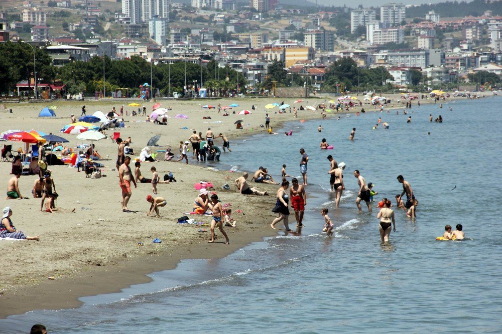 Sıcak Hava Sahillere Akın Ettirdi