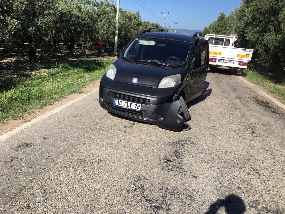 Yolcu Minibüsü Önünde Seyreden Araca Çarptı: 8 Yaralı