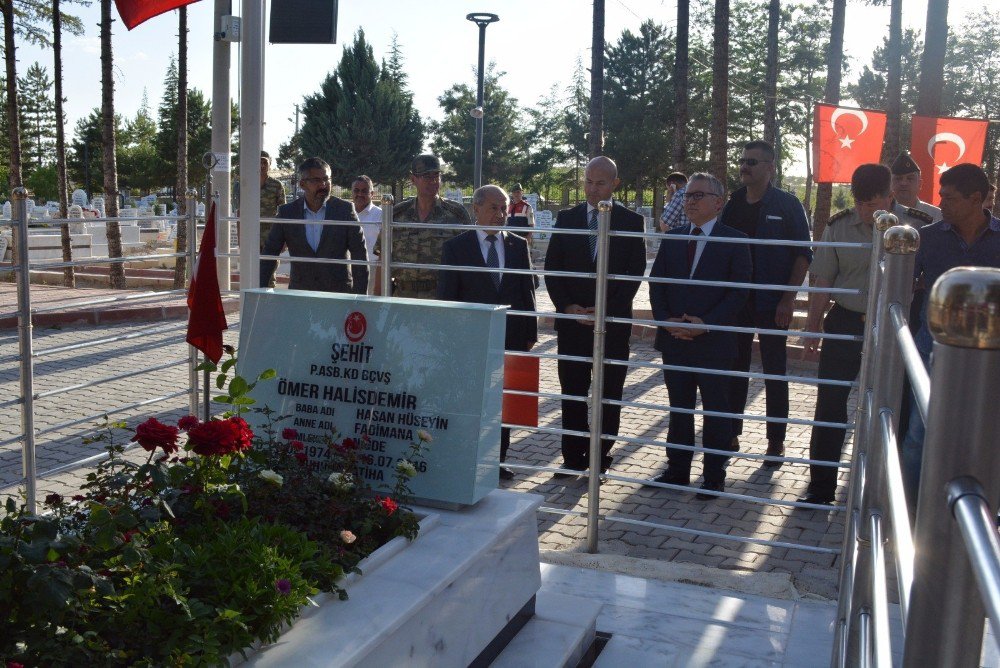 Niğde Valisinin İlk İşi Ömer Halisdemir’in Kabrini Ziyaret Etmek Oldu