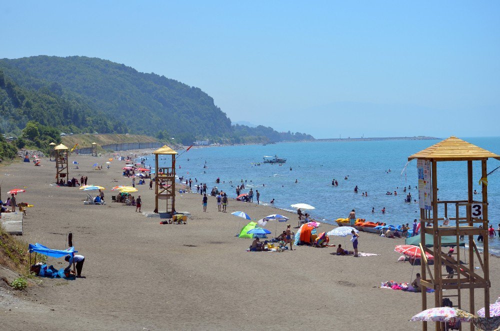 Karadeniz Sahilindeki Plajlar Doldu