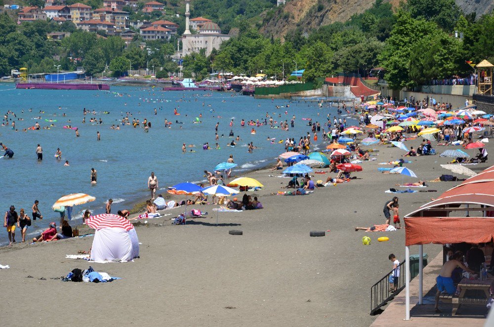 Karadeniz Sahilindeki Plajlar Doldu