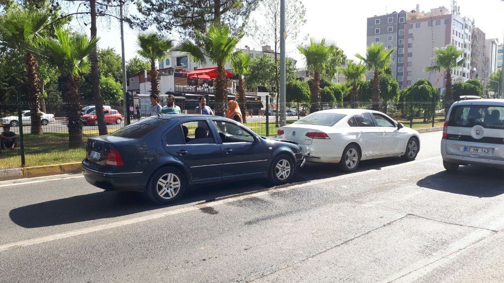 Adıyaman’da İki Otomobil Çarpıştı