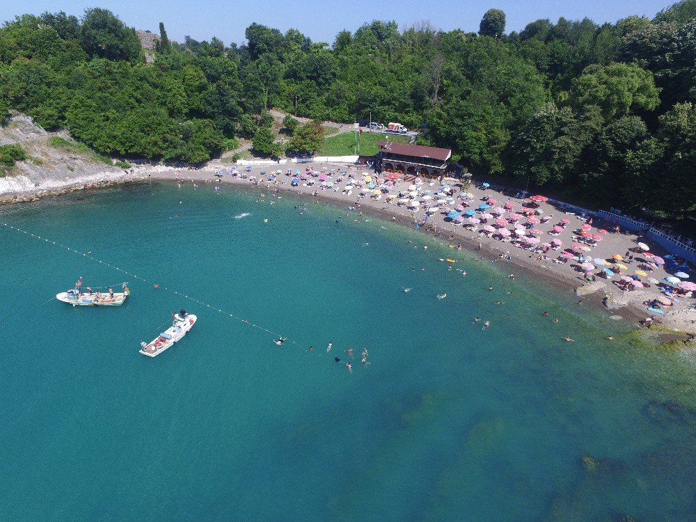 Akçakoca’da Plajlar Tıklım Tıklım