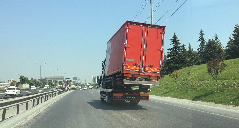 Çekicinin Üstündeki Yamuk Haldeki Kamyon Faciaya Davetiye Çıkardı