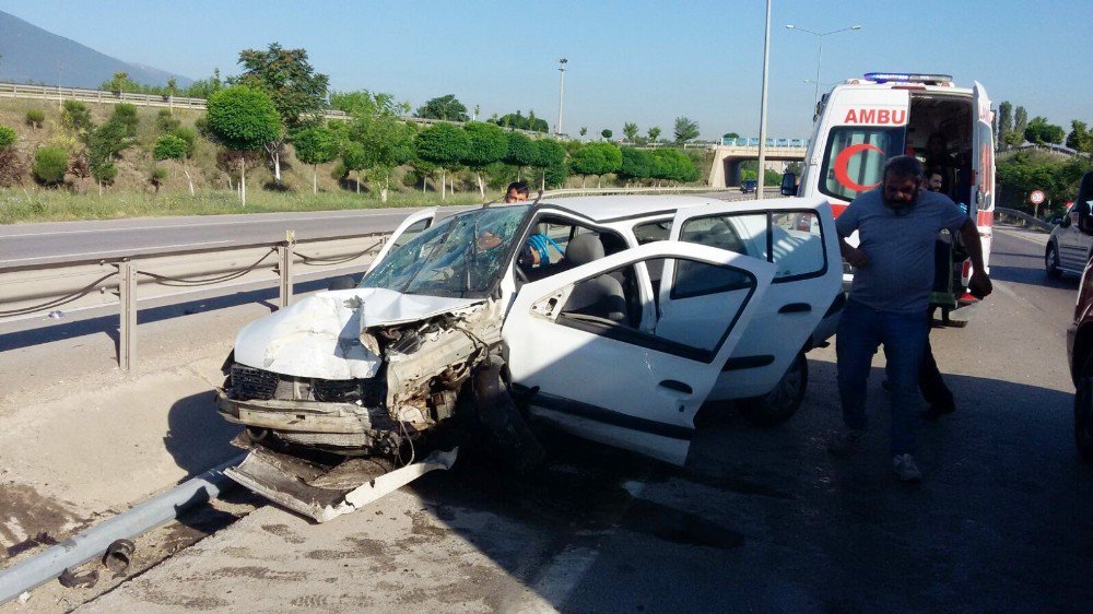 Bursa’da Otomobil Direğe Çarptı: 5 Yaralı