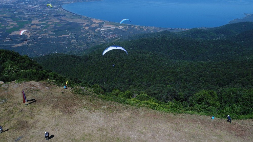 Bursa’da Yamaç Paraşütü Yarışları Nefes Kesti