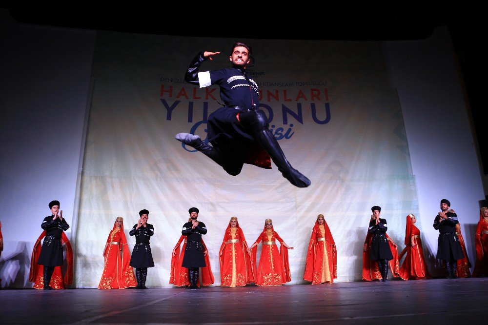 Denizli Büyükşehir Halk Dansları Topluluğundan Yıl Sonu Gösterisi