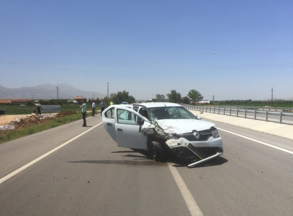 Karaman’da Otomobil İle Hafif Ticari Araç Çarpıştı: 3 Yaralı