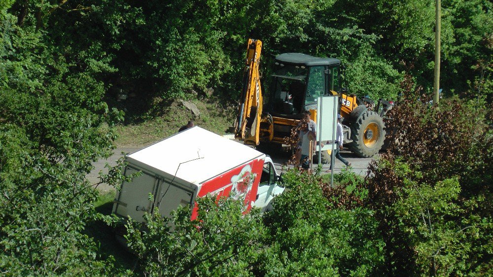 Yamaçta Yan Yatan Kamyonet Plajda Paniğe Yol Açtı