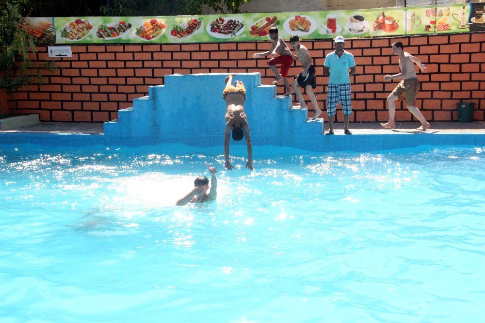 Afrika Sıcaklarından Etkilenen Türk Ve Suriyeli Gençler Havuza Koştu