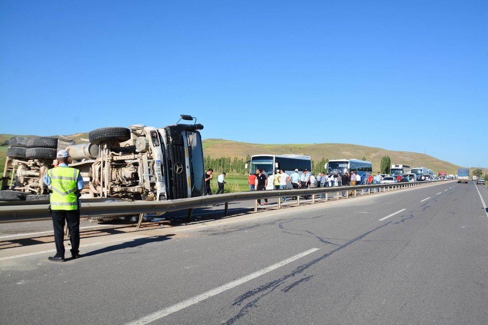 Kapanan Yolda Polisin Ambulans Seferberliği