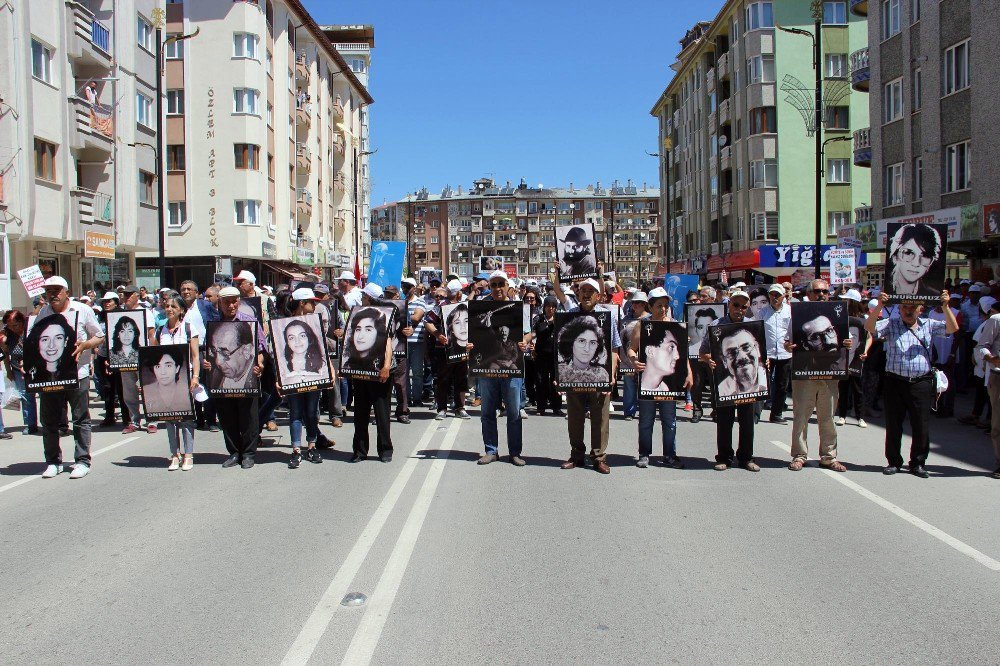 Madımak’ta Ölenler Gözyaşlarıyla Anıldı