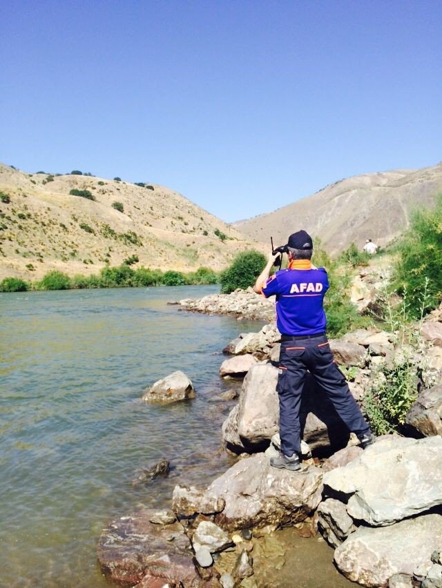 Nehre Düşen Çocuk Kayboldu