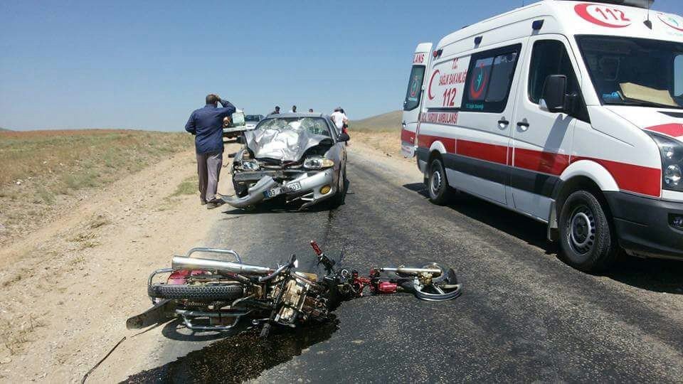 Afyonkarahisar’da Motosiklet İle Otomobil Kafa Kafaya Çarpıştı: 1 Ölü, 1 Yaralı
