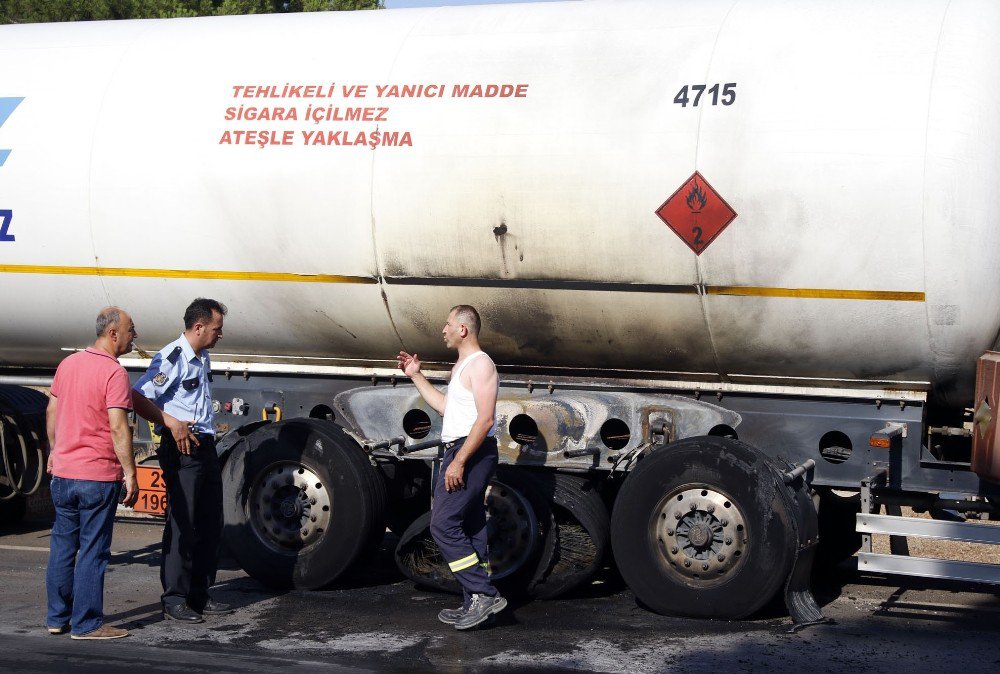 Antalya’da Otogaz Yüklü Tırdaki Yangın Korkuttu