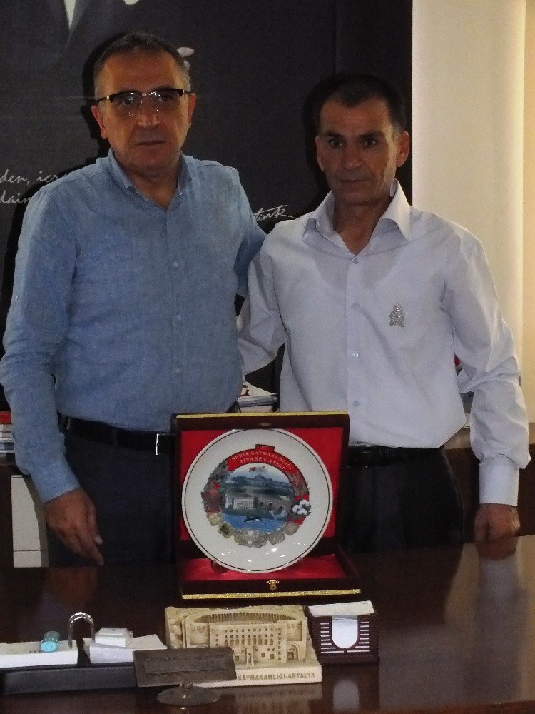 Kaymakam Şimşek’ten Dürüst Pazarcıya Plaket