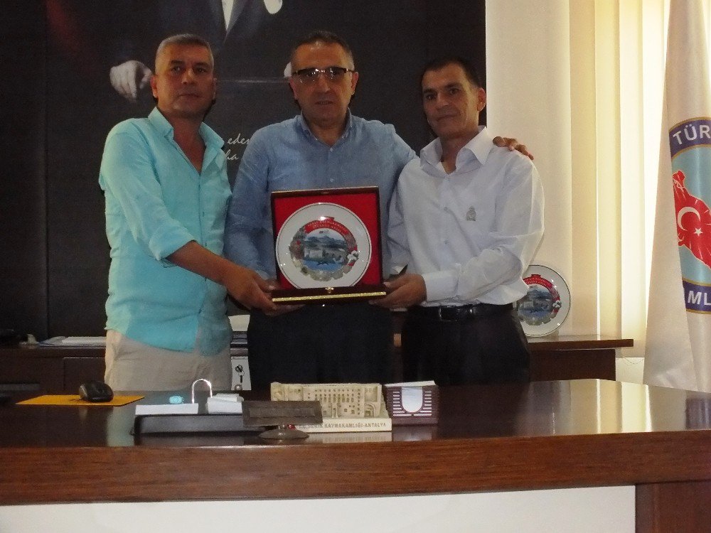 Kaymakam Şimşek’ten Dürüst Pazarcıya Plaket