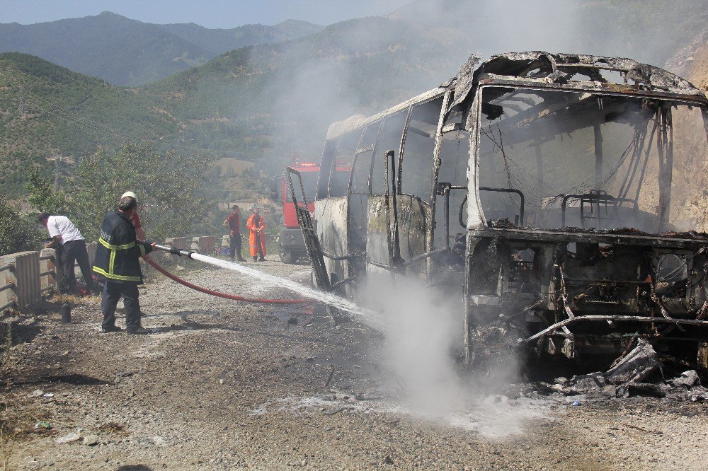 Artvin’de Yolcu Midibüsü Alev Aldı