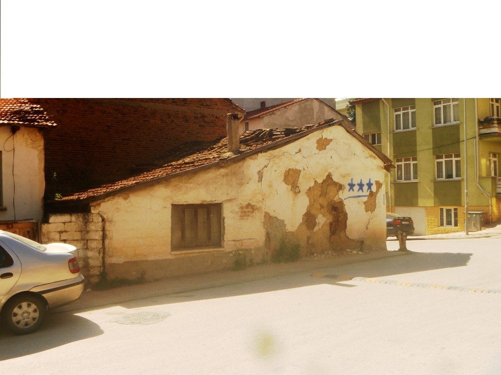 Bilecik’te Metruk Ev Tehlike Saçıyor