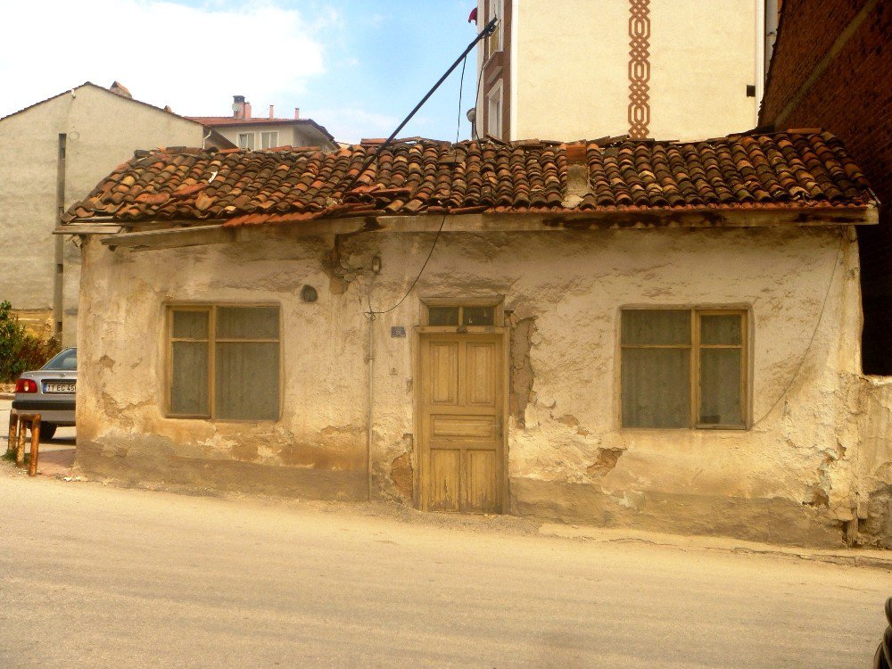 Bilecik’te Metruk Ev Tehlike Saçıyor