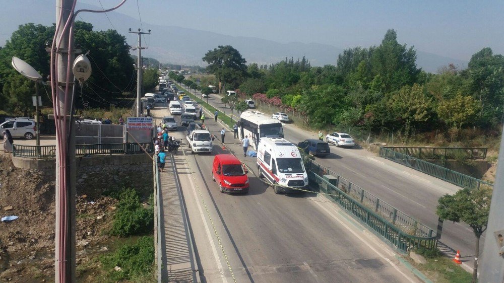 İşçi Servisi Tarlaya Çalışmaya Giden Kadına Çarptı: 1 Ölü