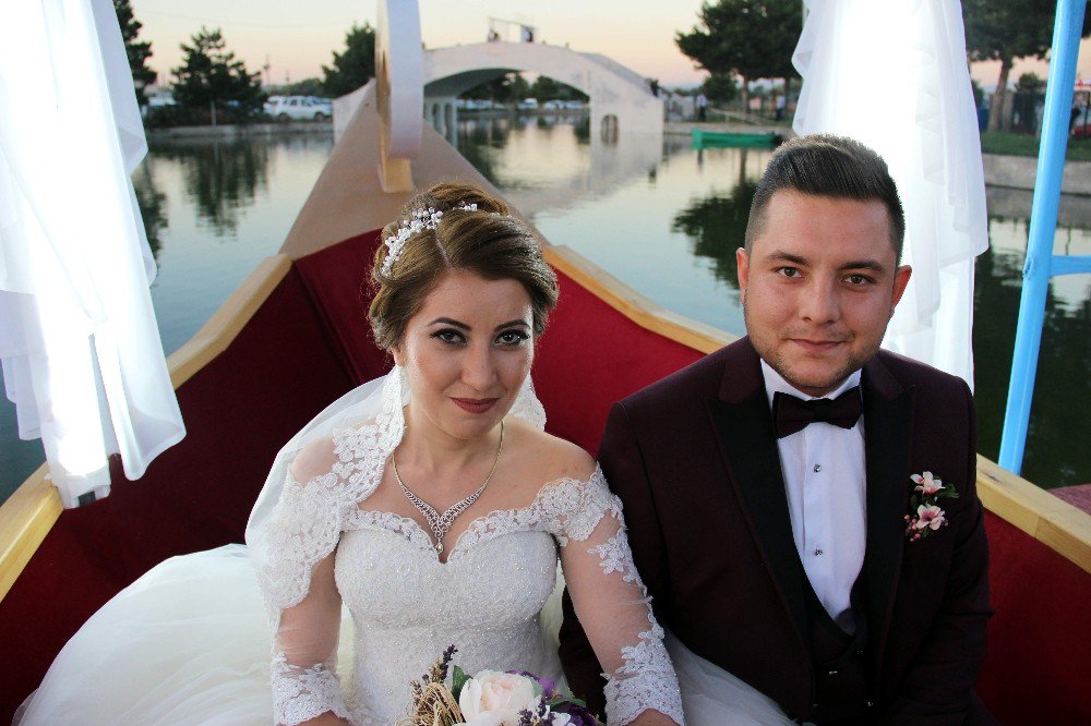 Nikah Masasına Sandalla Gidiyorlar