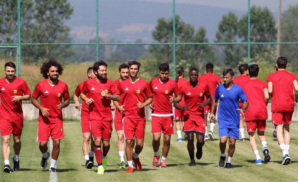 Ertuğrul Sağlam, Kampta Futbolcularına Göz Açtırmıyor