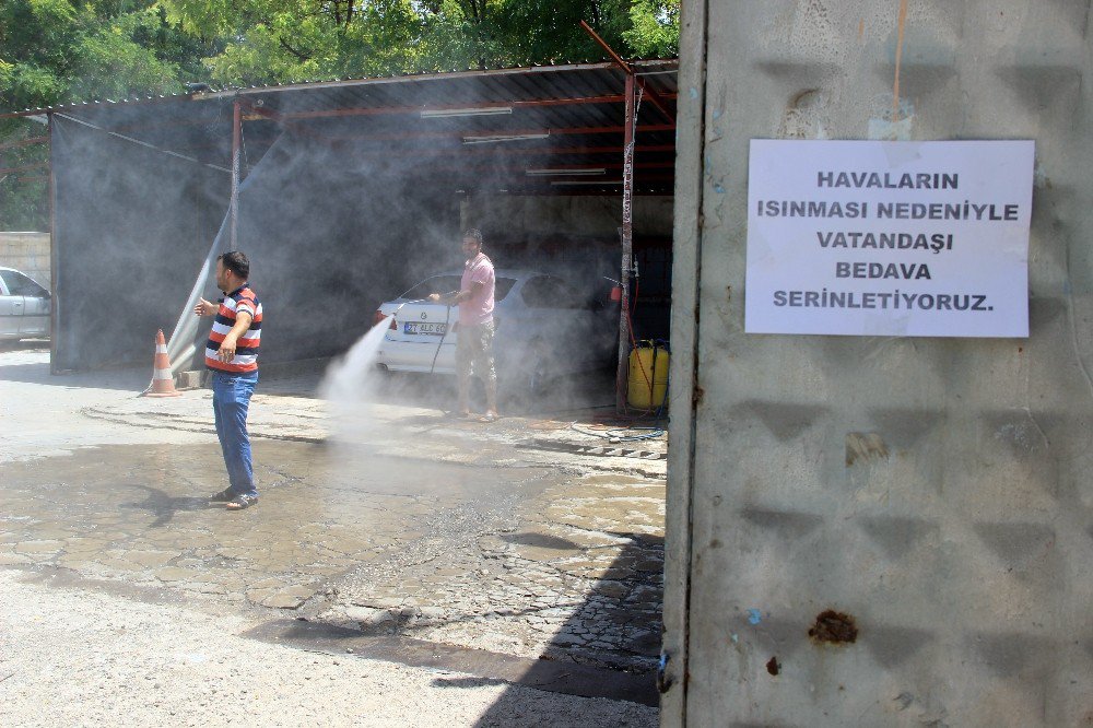 Oto Yıkamacıdan Vatandaşlara Serinletme Hizmeti