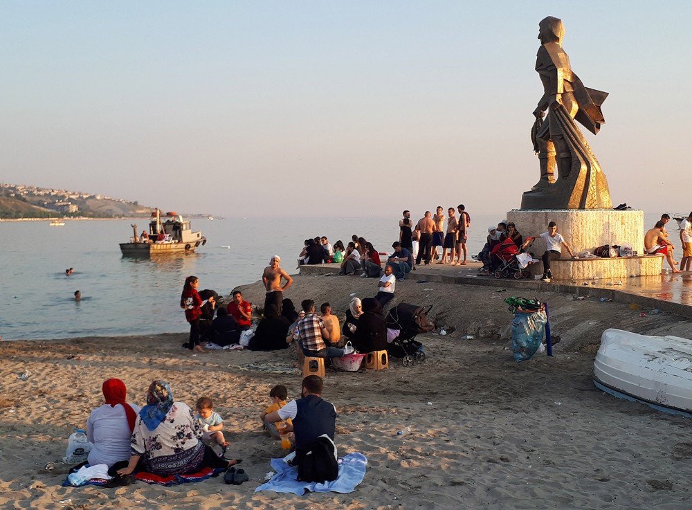 Suriyeliler, Büyükçekmece Sahillerinde Ciddi Tahribat Oluşturuyor