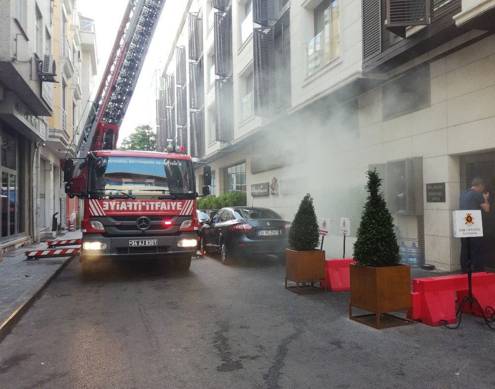 Fatih’te Korkutan Otel Yangını