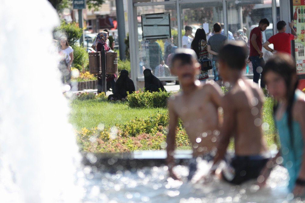 Süs Havuzunda Oynayan Çocuklar Yerine Onları Görüntüleyen Basın Mensuplarına Tepki Gösterdi