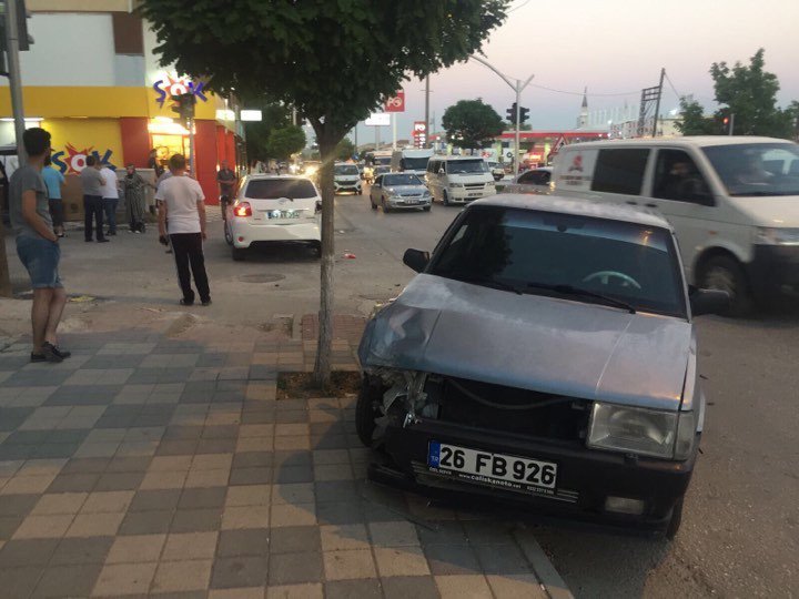 Bozüyük’te 2 Otomobil Çarpıştı 3 Kişi Yaralandı