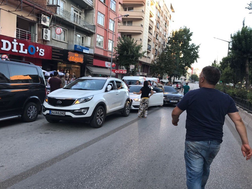 Otomobilin Bagajından Bir Şey Alan Şahsa Arkadan Otomobil Çarptı