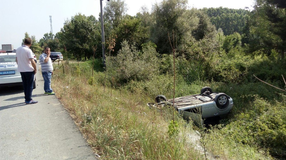 Sakarya’da Araç Şarampole Yuvarlandı: 1 Yaralı