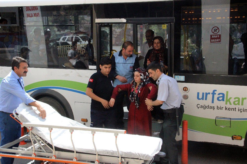 Sıcaktan Bayılan Yolcuyu Otobüsle Hastaneye Getirdi