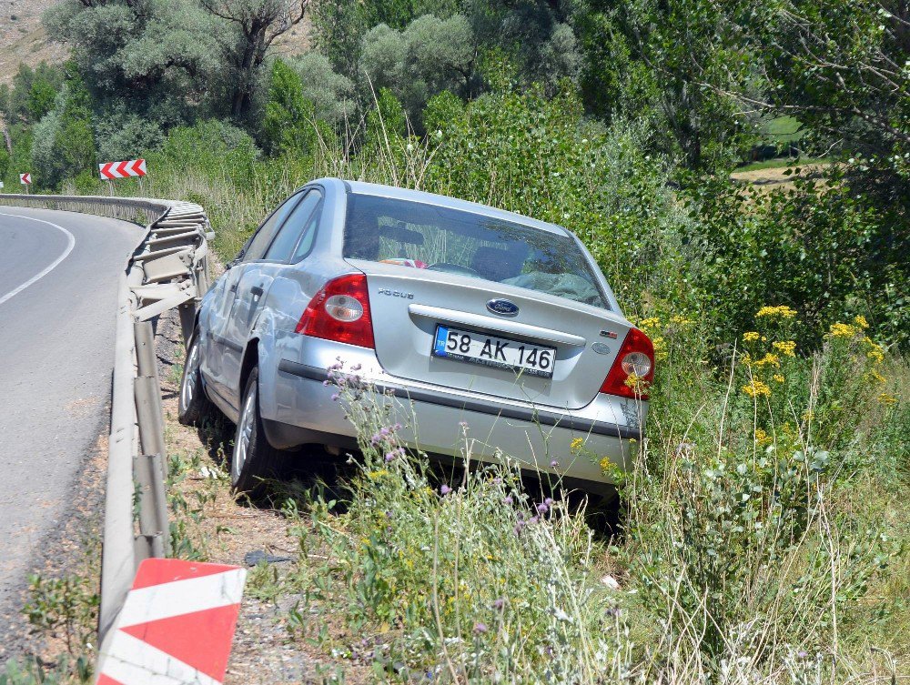 Sivas’ta Otomobil Kamyona Çarptı: 4 Yaralı