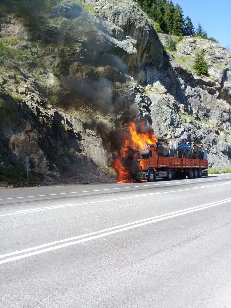 Hurda Yüklü Tır Alev Alev Yandı